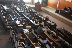 Nampak sejumlah kursi kosong saat paripurna Pandangan Umum Fraksi-fraksi terhadap Laporan Pertanggungjawaban Pelaksanaan APBD Tahun Anggaran 2014. 